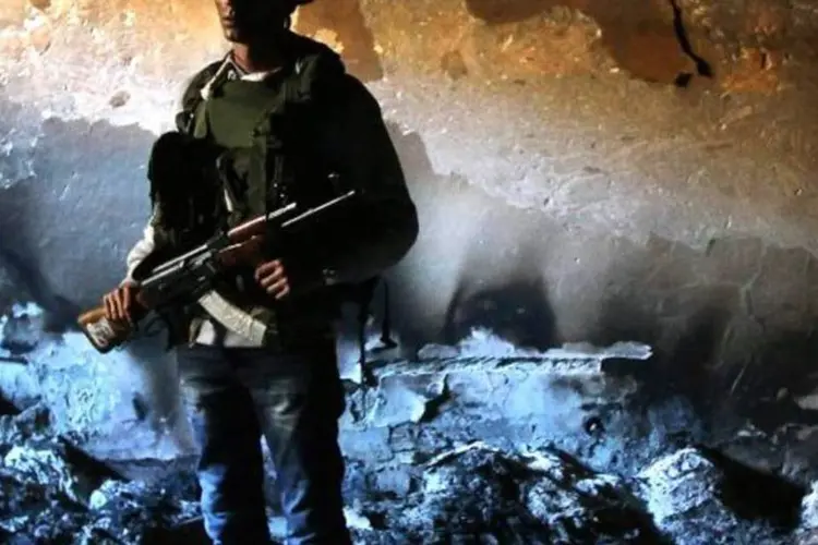 Nove rebeldes e quatro civis morreram em um ataque aéreo da Otan perto do centro petroleiro de Brega, região leste da Líbia, informou neste sábado Isa Jamis, um político da cidade de Ajdabiya que tem a missão de manter contatos com os insurgentes. (John Moore/Getty Images)