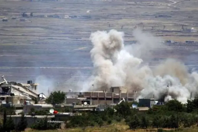Exercito sírio bombardeia posições dos rebeldes na vila de Al-Qahtaniyah, na zona das Colinas de Golã (Jalaa Marey/AFP)