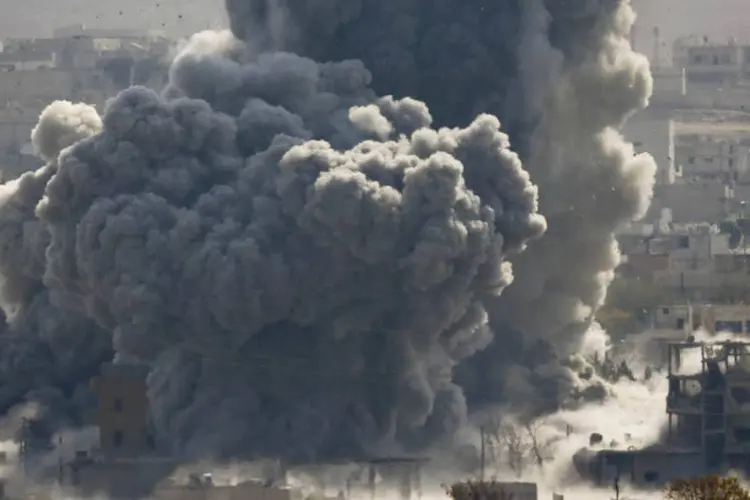 
	Explos&atilde;o em Kobani: cidade se tornou um teste simb&oacute;lico da capacidade de a coaliz&atilde;o deter o avan&ccedil;o dos insurgentes sunitas
 (Yannis Behrakis/Reuters)