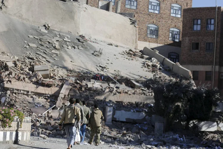 
	Bombardeios: &ldquo;[O ataque] causou a morte de tr&ecirc;s pessoas, incluindo uma crian&ccedil;a, deixando nove feridas, que foram levadas para o hospital&rdquo;
 (Khaled Abdullah  / Reuters)