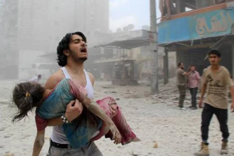Criança é vítima de um ataque à cidade de Aleppo: Handicap International adverte que os artefatos foram amplamente utilizados em áreas densamente povoadas (Baraa al-Halabi/AFP)