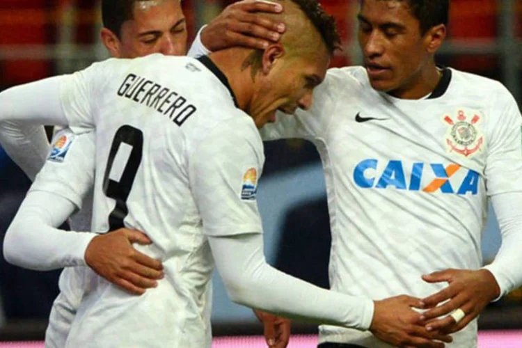 
	Paolo Guerrero (C) comemora o gol contra o Al Ahly marcado no Mundial de clubes: &quot;vi a bola chegando, sabia exatamente onde colocar para tir&aacute;-la do alcance do goleiro&quot;
 (Toshifumi Kitamura/AFP)