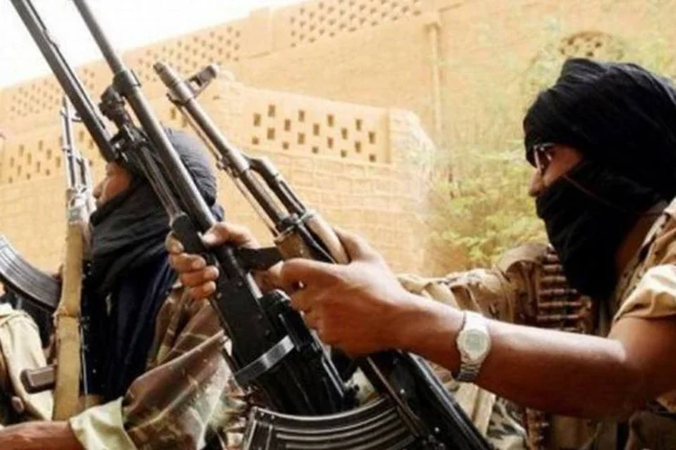 Soldados do Mali se posicionam para contra-atacar a ação de tuaregues (Kambou Sia/AFP)