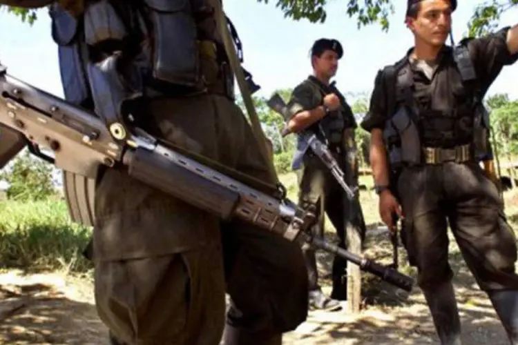 Guerrilheiros das Farc são vistos em Caquetá, na Colômbia: para o ministro da Defesa, Juan Carlos Pinzón, "as organizações terroristas dizem uma coisa e fazem outra" (©AFP / Luis Acosta)