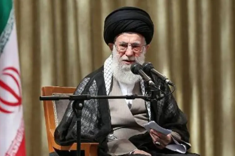 
	O guia supremo do Ir&atilde;, Ali Khamenei: para ele, os EUA necessitam de um acordo com o Ir&atilde;, tanto quanto o governo iraniano, j&aacute; que Teer&atilde; pretende p&ocirc;r fim &agrave;s san&ccedil;&otilde;es enquanto Washington necessita &quot;deixar um legado&quot;
 (AFP)