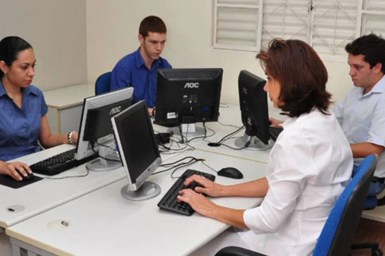 Pesquisa da Telebrasil mostra também a queda de acessos de banda larga com velocidades inferiores a 1 Mbps no Brasil (Divulgação)