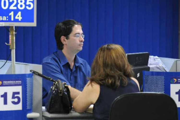 
	Guich&ecirc; de ag&ecirc;ncia do INSS: a proposta criaria uma al&iacute;quota &uacute;nica de 6% sobre o sal&aacute;rio para a contribui&ccedil;&atilde;o social
 (Fábio Rodrigues Pozzebom/ABr)