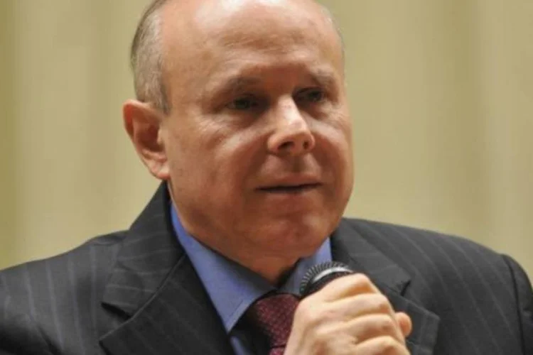
	Guido Mantega: &quot;vai para o SUS&quot;, gritaram pessoas em hospital onde Mantega acompanhava a mulher, que est&aacute; em tratamento contra um c&acirc;ncer
 (Antônio Cruz/ABr)