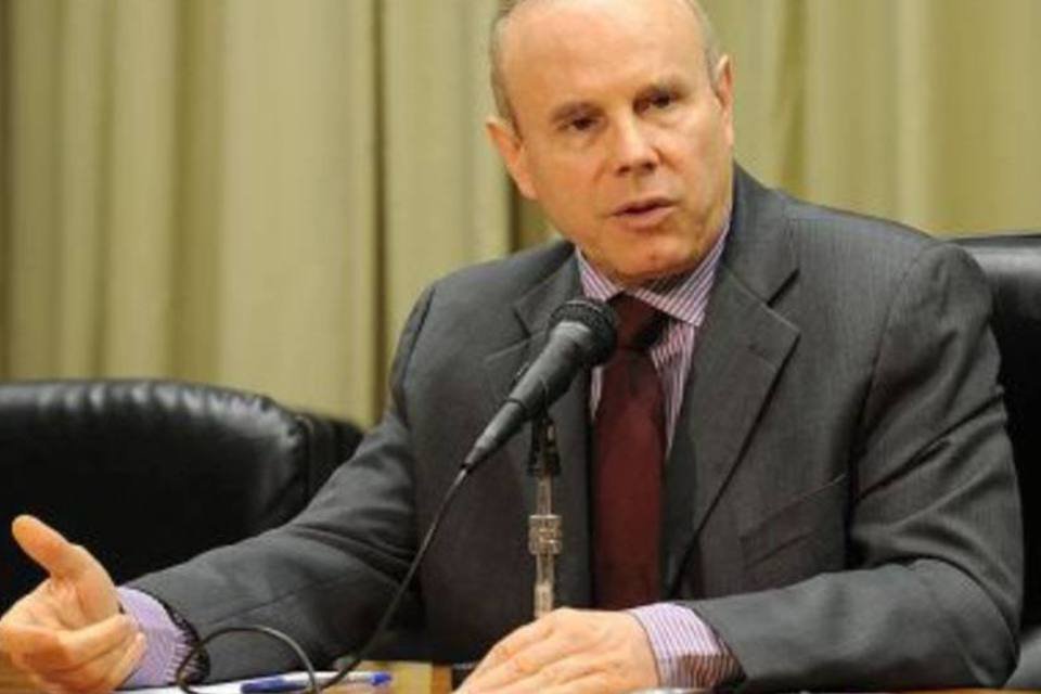 Mantega diz que déficit externo não é problema, mas está atento