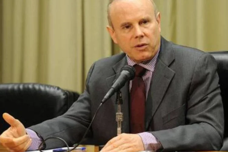 "Não importa só o tamanho da dívida, importa a qualidade da dívida, e se os juros que você paga são altos ou baixos", disse Mantega.  (.)