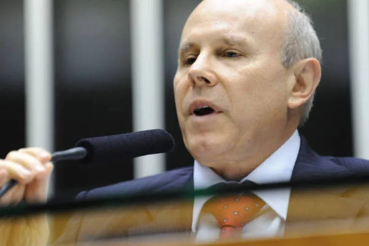 Em um improvisado "portunhol", o ministro Guido Mantega afirmou: "temos de nos preservar para nosotros" (Diógenis Santos/AFP)