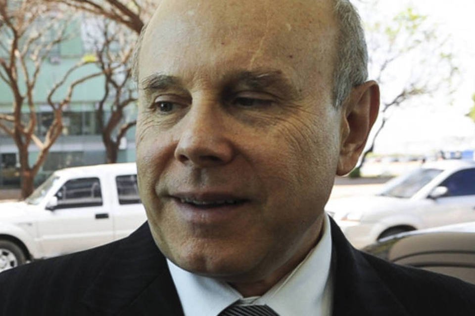 Lula está com máscara de oxigênio, diz Mantega