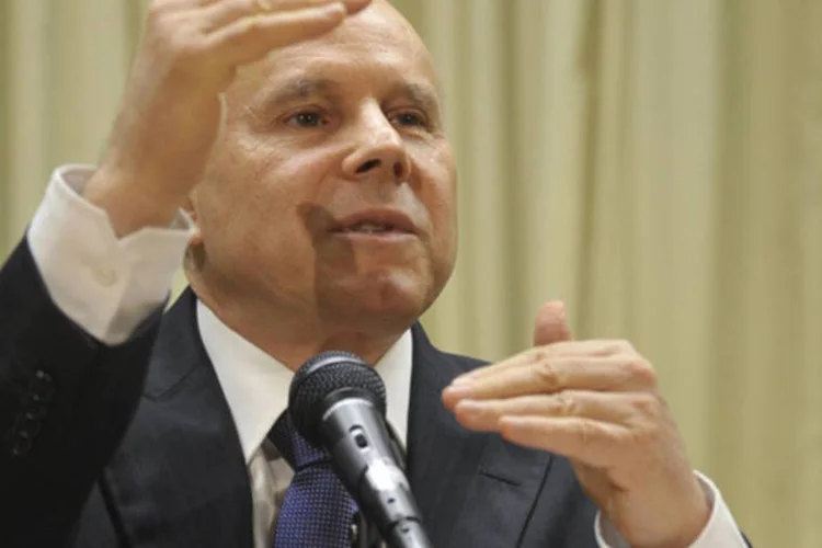 Mantega:  "o consumidor deve pechinchar e discutir com o varejista, dizendo: o governo está reduzindo 10 pontos percentuais no imposto da geladeira, eu quero mais do que isso" (Marcello Casal Jr/ABr)