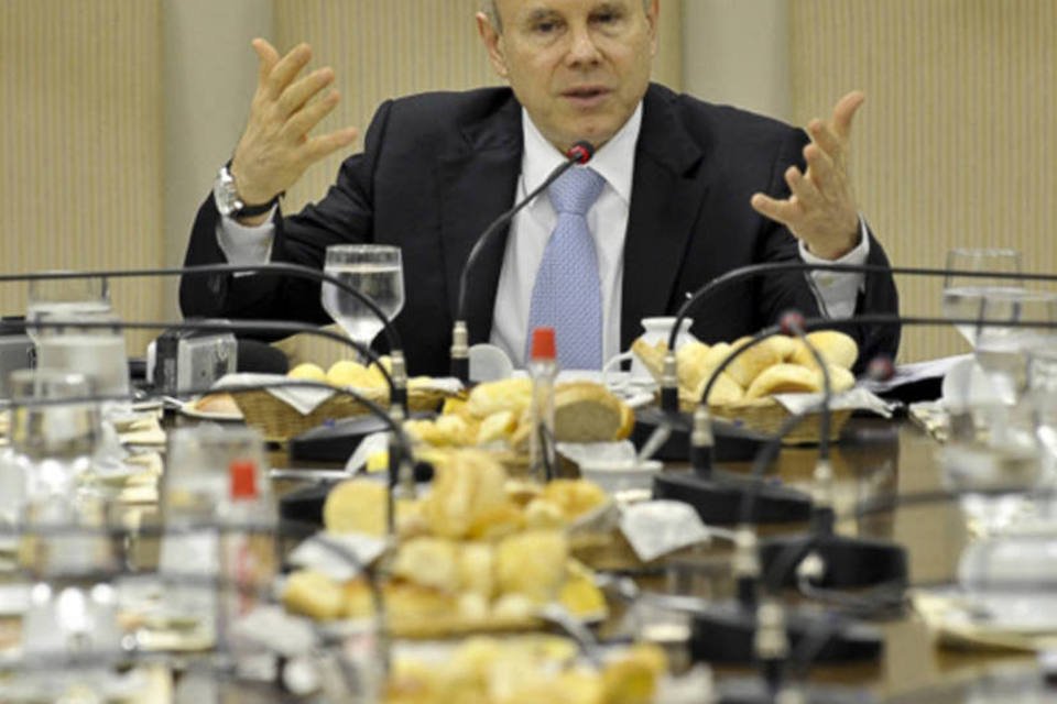 Esforço fiscal abre espaço para BC reduzir juros, diz Mantega