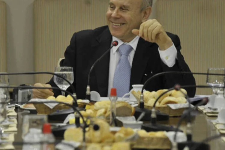 Guido Mantega, durante café da manhã com jornalistas: “a operação é necessária para que os bancos se mantenham folgados [em relação ao limite mínimo de capital]"  (Marcello Casal Jr/ABr)