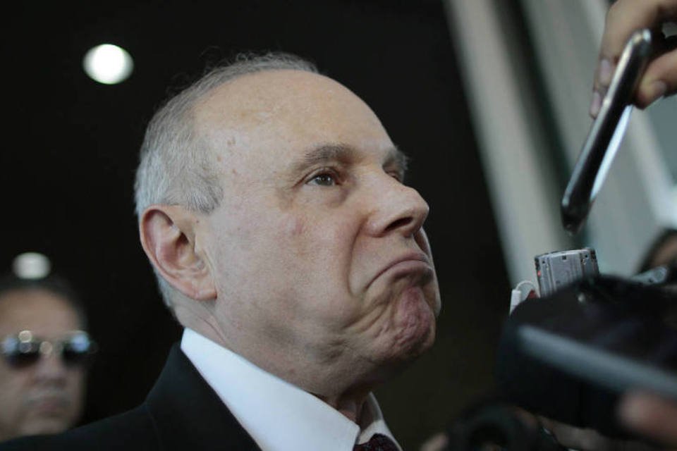 Mantega mantém previsão de alta de 0,9% do PIB em 2014