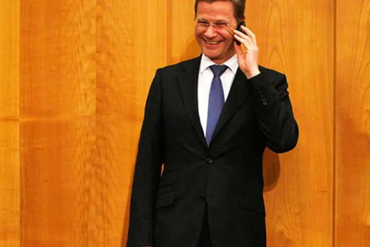 Guido Westerwelle, ministro das relações exteriores da Alemanha, fala ao celular: "a questão engloba nossas oportunidades, nossos mercados" (Carsten Koall / Getty Images)