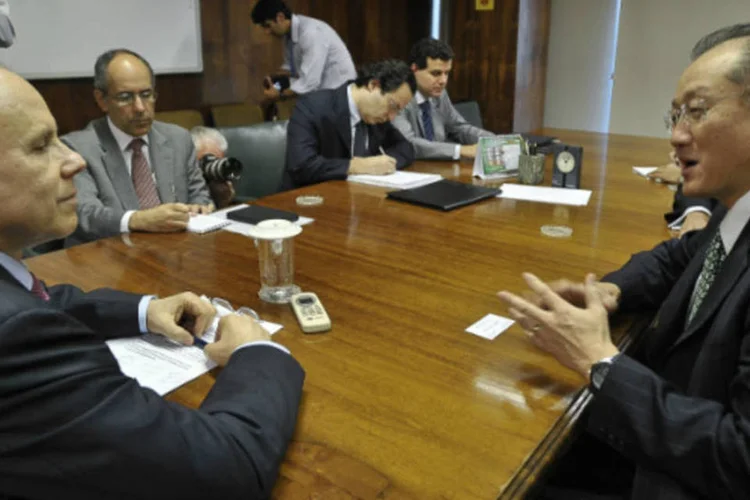 O ministro da Fazenda, Guido Mantega, recebe o candidato dos EUA à presidência do Banco Mundial, Jim Yong Kim (Agência Brasil)
