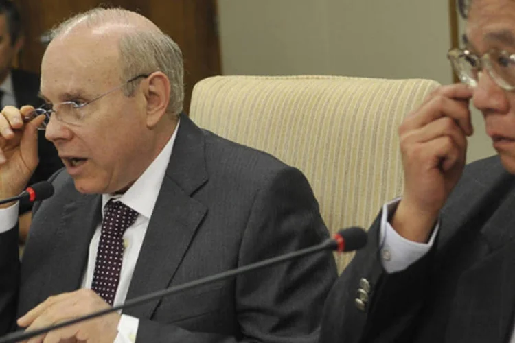 
	Guido Mantega (E), ao lado de presidente da Anfavea: Luiz Moan, que tamb&eacute;m &eacute; presidente da GM, n&atilde;o quis comentar as recentes demiss&otilde;es na montadora
 (Antonio Cruz/ABr)