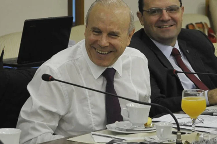 
	O ministro da Fazenda, Guido Mantega, ri em caf&eacute; de confraterniza&ccedil;&atilde;o: o ministro disse ainda que h&aacute; sinais de recupera&ccedil;&atilde;o da economia brasileira neste &uacute;ltimo trimestre
 (Antonio Cruz/ABr)