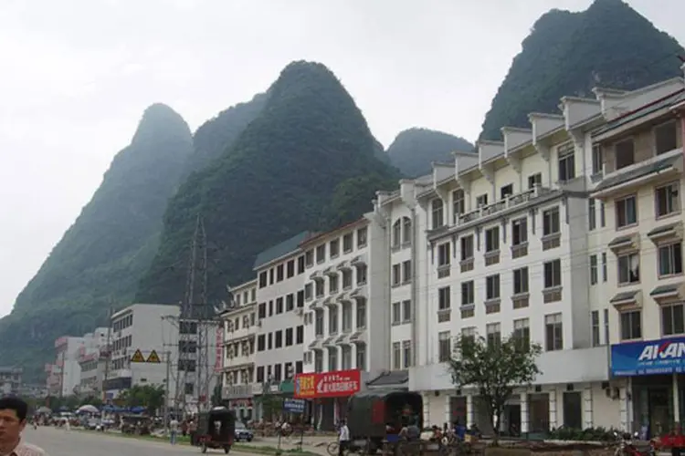 Cidade de Guilin, na China: a Polícia destinará efetivos armados para acompanhar clientes de banco que irão depositar ou sacar grandes quantias de dinheiro (Fanghong/Wikimedia Commons)