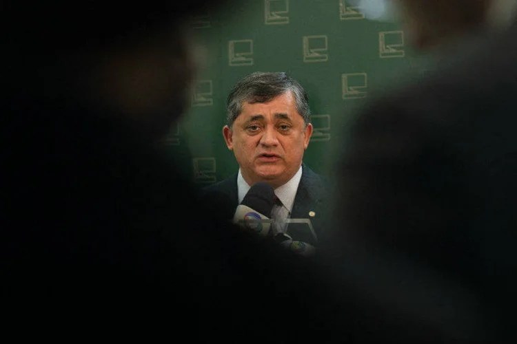 
	Jos&eacute; Guimar&atilde;es: l&iacute;der disse o governo quer votar o projeto que trata do teto salarial, mas que &eacute; preciso ampliar as discuss&otilde;es sobre a mat&eacute;ria
 (Marcelo Camargo/ Agência Brasil)