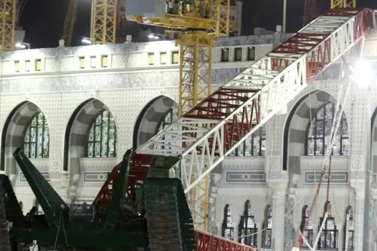 
	Guindaste que caiu na Grande Mesquita de Meca, na Ar&aacute;bia Saudita: acidente foi provocado por forte temporal que atinge a regi&atilde;o
 (REUTERS/Stringer)
