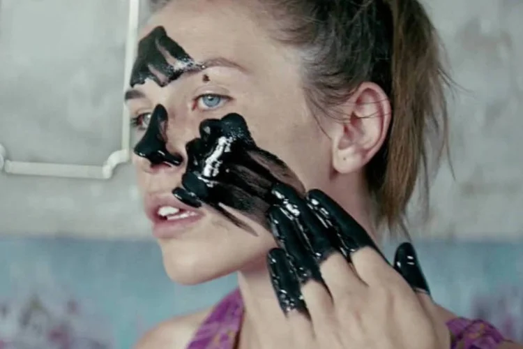 
	A Saatchi &amp; Saatchi London mostra no comercial uma vila sendo pintada de preto pela popula&ccedil;&atilde;o
 (Reprodução)