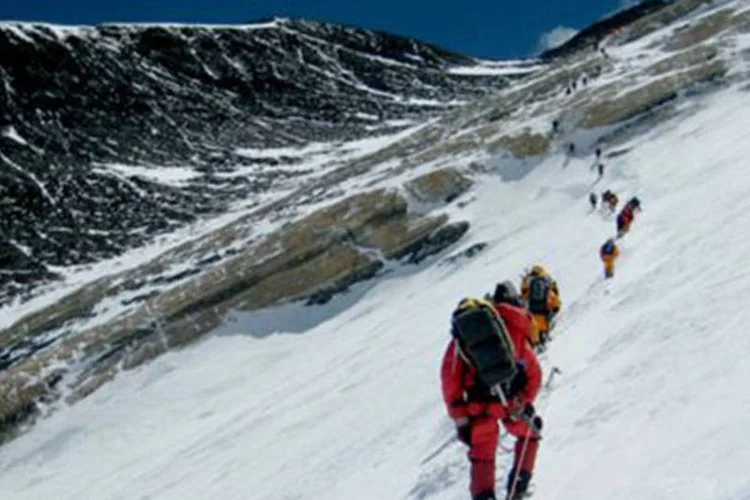 
	Alpinistas no Everest: os socorristas continuam os trabalhos na busca por uma poss&iacute;vel quarta v&iacute;tima
 (Divulgação/Nepali Eco Everest Expeditions)