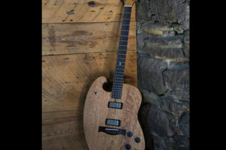 The 1608, guitarra feita a partir de um barril de uísque.  (Reprodução)