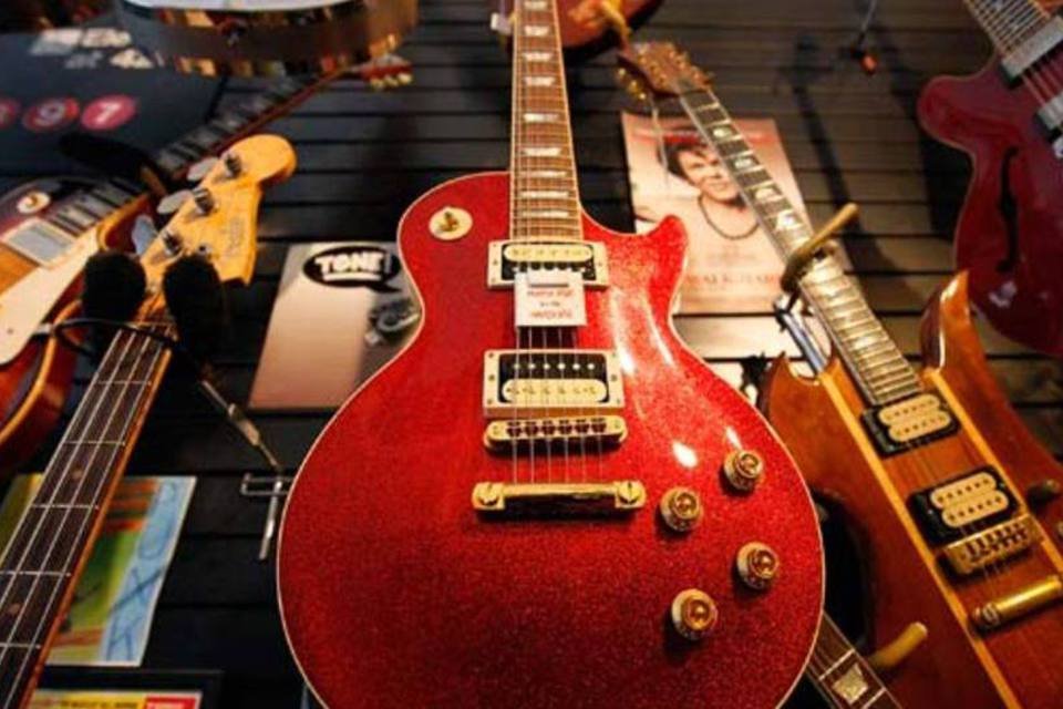 Guitarra Gibson à venda em uma loja: valorização do dólar em relação ao real levou otimismo à indústria de instrumentos (Foto/Getty Images)