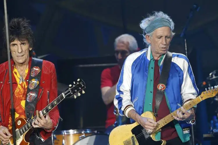 Guitarristas Keith Richards e Ron Wood durante show do The Rollings Stones no Telenor Arena, em Fornebu, Noruega (Terje Bendiksby/NTB Scanpix/Reuters)
