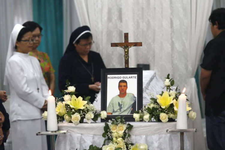 
	Freiras rezando do lado do caix&atilde;o de Rodrigo Gularte em Jacarta: a fam&iacute;lia dele apresentou diversos laudos m&eacute;dicos &agrave;s autoridades indon&eacute;sias
 (REUTERS/Nyimas Laula)