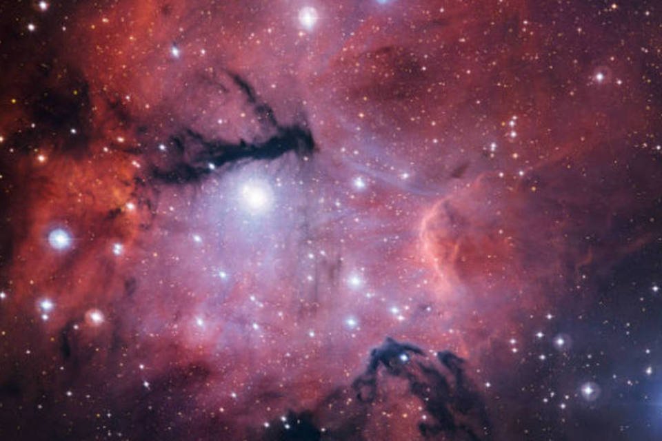 ESO apresenta imagem de ninho estelar quase desconhecido