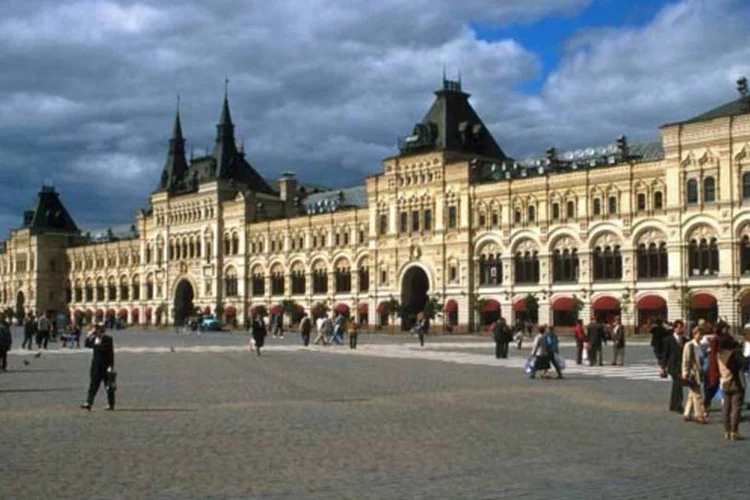 Shopping center GUM, da Bosco di Ciliegi, de frente para a praça vermelha, em Moscou (Wikimedia Commons)