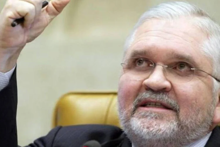 Procurador-geral da República, Roberto Gurgel, apresenta seus argumentos de acusação no julgamento do chamado mensalão (Divulgação/STF/Reuters)