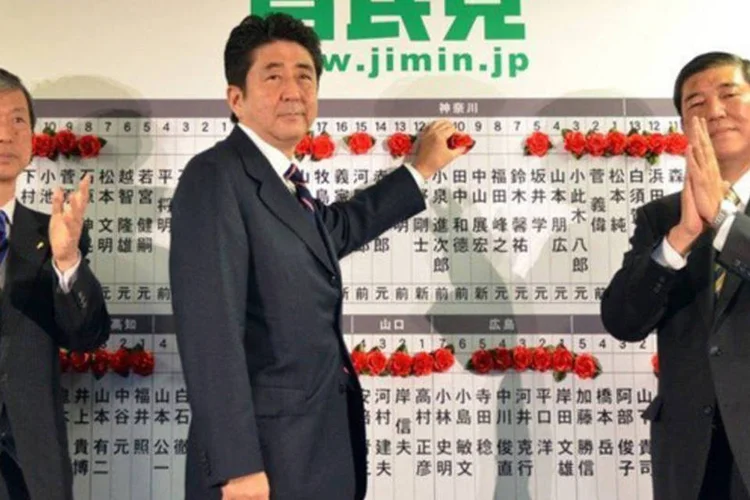 
	O futuro primeiro-ministro do Jap&atilde;o, Shinzo Abe (C): as novas medidas devem ser aplicadas pouco depois da posse do novo governo, no final do m&ecirc;s
 (Yoshikazu Tsuno/AFP)