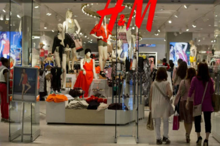 
	Loja da H&amp;M: segunda maior varejista&nbsp;de moda do mundo havia dito em abril que pretendia abrir 50 lojas na &Iacute;ndia este ano
 (Victor J. Blue/Bloomberg)