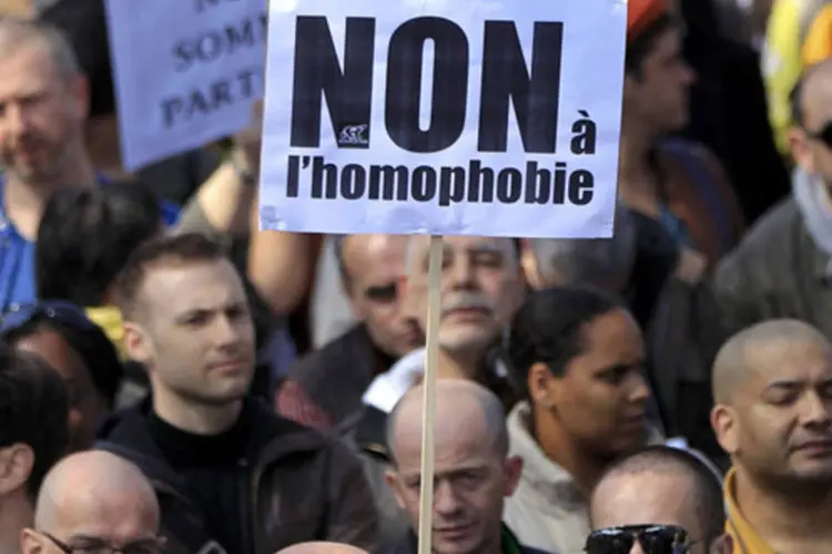 Franceses manifestam a favor do casamento gay: a direita anunciou que recorrerá perante o Conselho Constitucional, que deverá se pronunciar nas próximas semanas, antes de a lei entrar em vigor. (REUTERS/Gonzalo Fuentes)