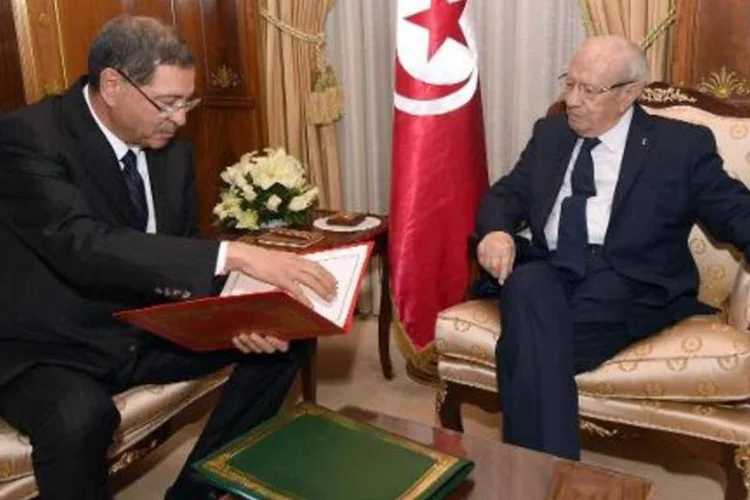 Habib Essid (e) apresenta seu cabinete ao presidente da Tunísia, Beji Essebsi, em Túnis (Fethi Belaid/AFP)
