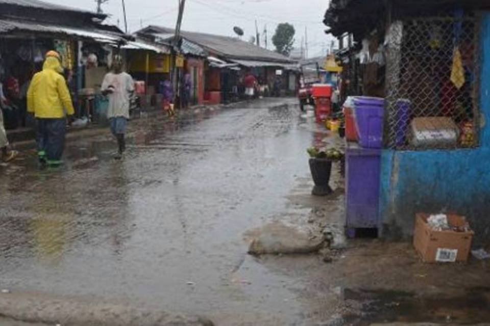 Libéria envia arroz e água para bairro isolado
