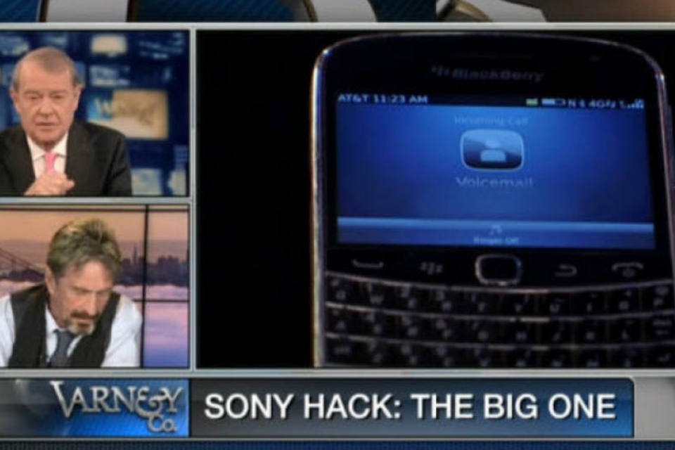 John McAfee hackeia smartphone em programa de TV