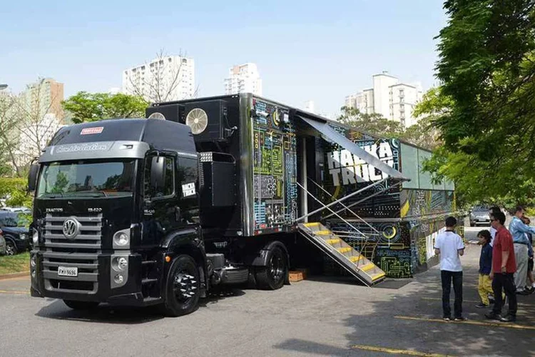 Hackatruck: quando as laterais são expandidas, o caminhão se transforma num laboratório didático de 72 m² carregado de equipamentos digitais (Maurício Grego / Exame.com)