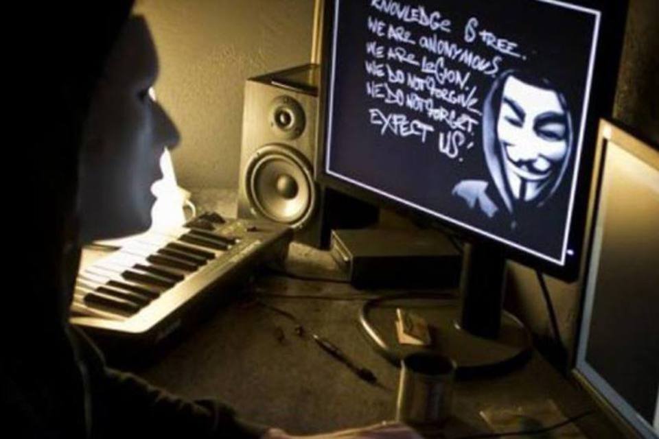 
	Um hacker mascarado, parte do Anonymous: ataque foi um protesto pela aprova&ccedil;&atilde;o de lei que amplia os poderes de vigil&acirc;ncia dos servi&ccedil;os secretos do Canad&aacute;
 (Jean-Philippe Ksiazek/AFP)