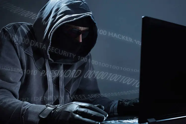 
	Hacker usa computador: os dados faziam parte do sistema internacional de dissemina&ccedil;&atilde;o de mensagens via sat&eacute;lite do Departamento de Defesa
 (BrianAJackson/Thinkstock)