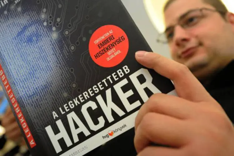 
	Um homem l&ecirc; sobre hackers: a vulnerabilidade do programa est&aacute; sendo explorada por hackers
 (Attila Kisbenedek/AFP)