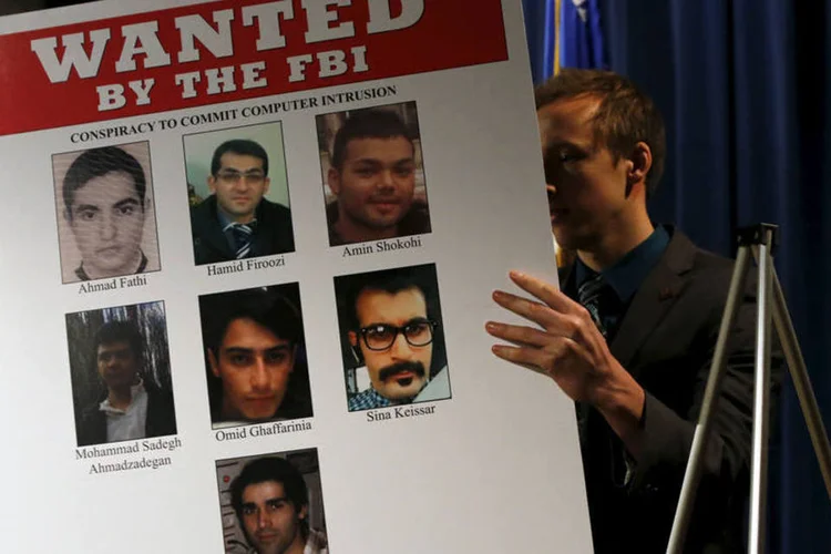 
	Hackers iranianos: &quot;O FBI encontrar&aacute; aqueles que est&atilde;o por tr&aacute;s das invas&otilde;es e os levar&aacute; &agrave; Justi&ccedil;a&quot;, alertou o diretor do FBI
 (Jonathan Ernst / Reuters)