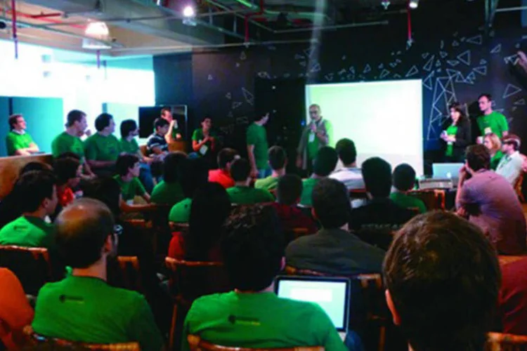 
	Equipe da Evernote apresenta as regras do hackathon em SP:&nbsp;evento come&ccedil;ou &agrave;s 9h do s&aacute;bado, quando 100 participantes chegaram ao pr&eacute;dio da aceleradora Wayra
 (Marcus Vinícius Brasil / INFO)