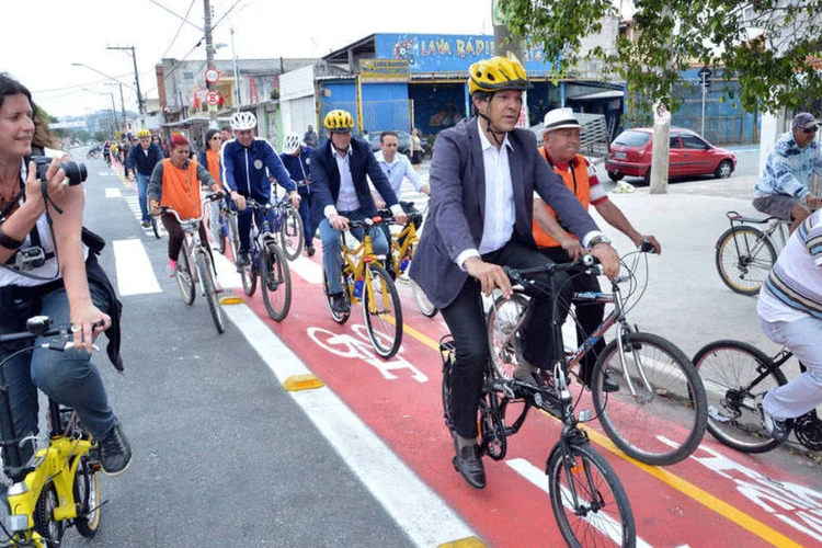
	Haddad anda de bicicleta: ideia &eacute; que usu&aacute;rios acumulem cr&eacute;ditos ao usar a bike e possam troc&aacute;-los por dinheiro ou produtos
 (Fernando Pereira/Secom)