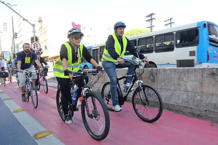 
	O prefeito Fernando Haddad pedala em ciclovia: pedido da suspens&atilde;o da liminar foi feito pela prefeitura
 (Fabio Arantes/SECOM)